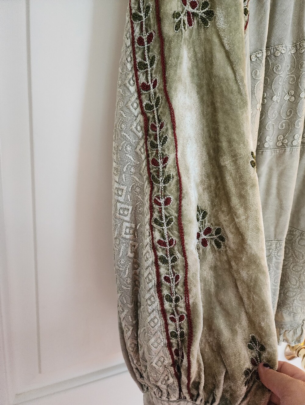 Young Threads Poet Blouse Top Embroidered Floral Velvet Size Xl Olive Bohemian - Picture 4 of 16